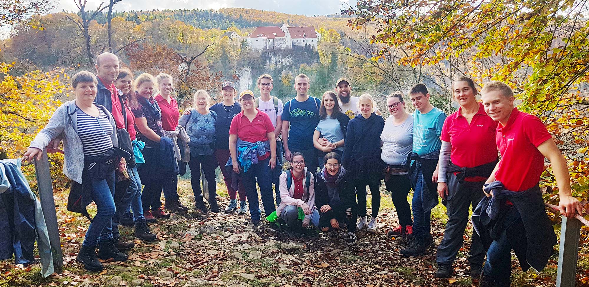 2022-10-31-OH-Stefan Neumaier-Trachtentanzgruppe-Gruppenbild mit Burg im Hintergrund