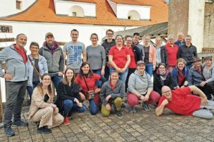 2022-10-31-OH-Verena Neumaier-Trachtentanzgruppe-Gruppenbild Wildenstein