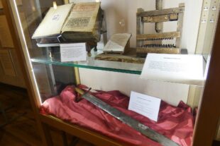 2022-10-4-BI-bia-800 Jahre Biberach-und-Daumenschraube, Exempelbuch 1623-und-Richtschwert 1698