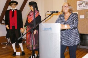 2022-10-4-BI-bia-800 Jahre Biberach-und-Herrmann mit Trachtenpuppen