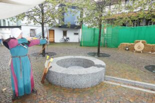 2022-10-4-BI-bia-800 Jahre Biberach-und-SP Bogenschießen Frau