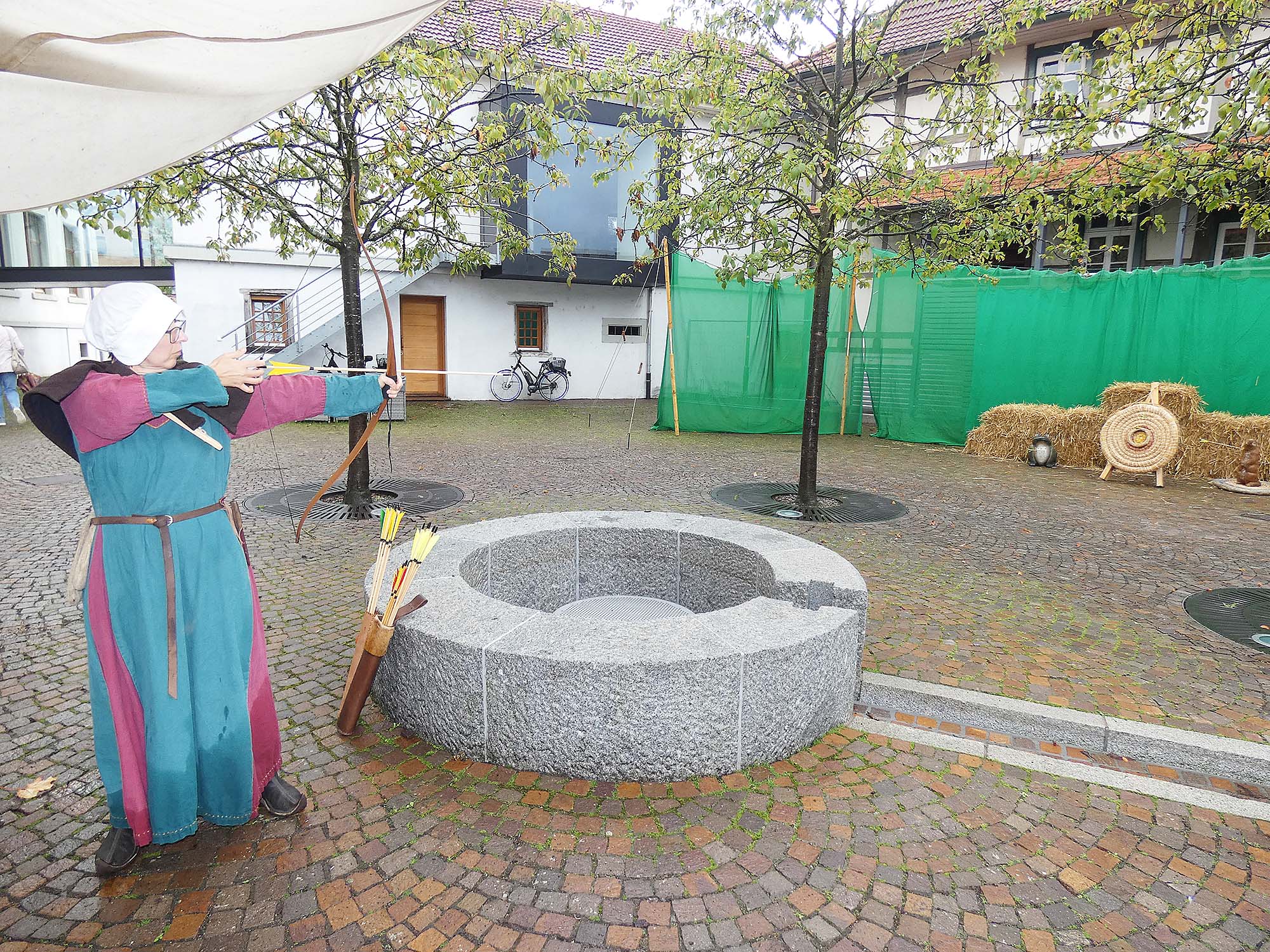 2022-10-4-BI-bia-800 Jahre Biberach-und-SP Bogenschießen Frau