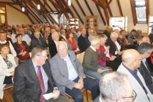 2022-10-4-BI-bia-800 Jahre Biberach-und-SP Publikum mit Ausstellungsvitrinen