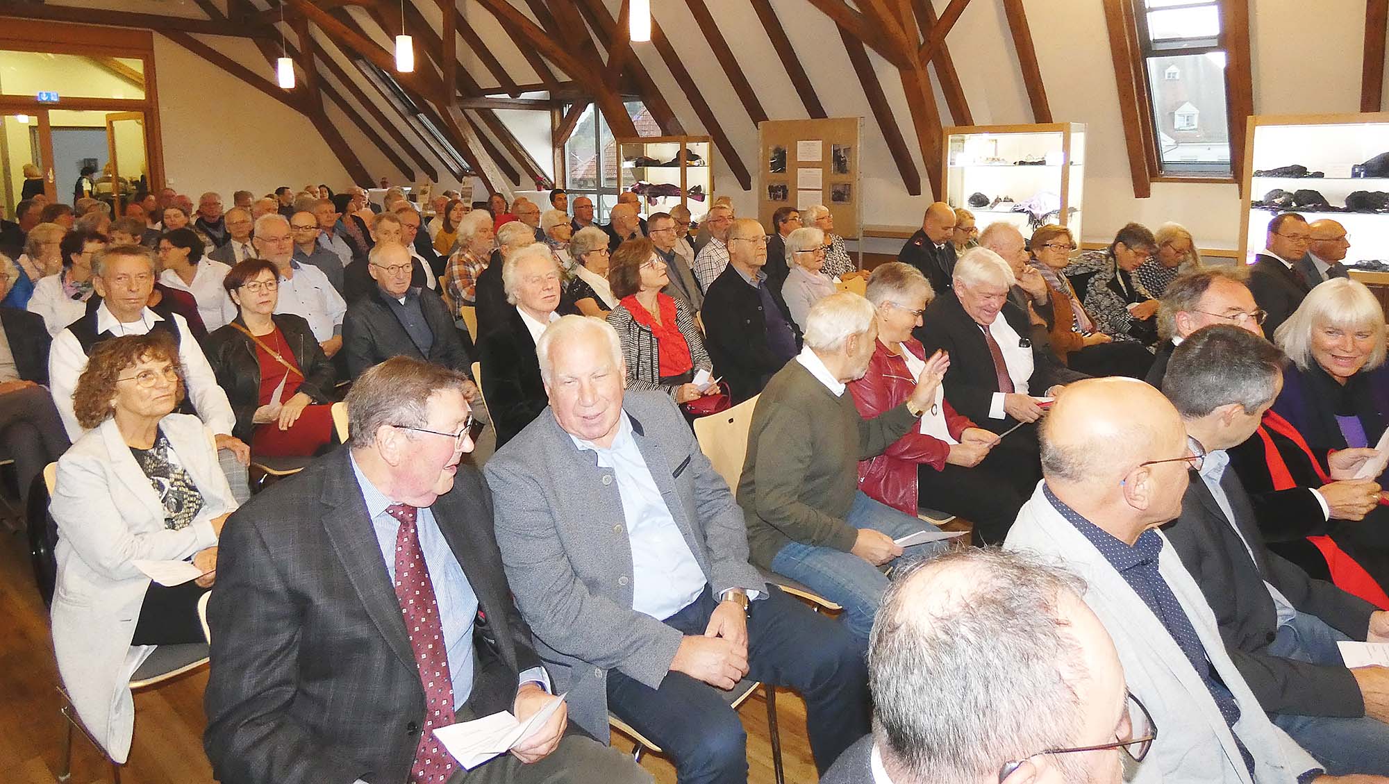 2022-10-4-BI-bia-800 Jahre Biberach-und-SP Publikum mit Ausstellungsvitrinen