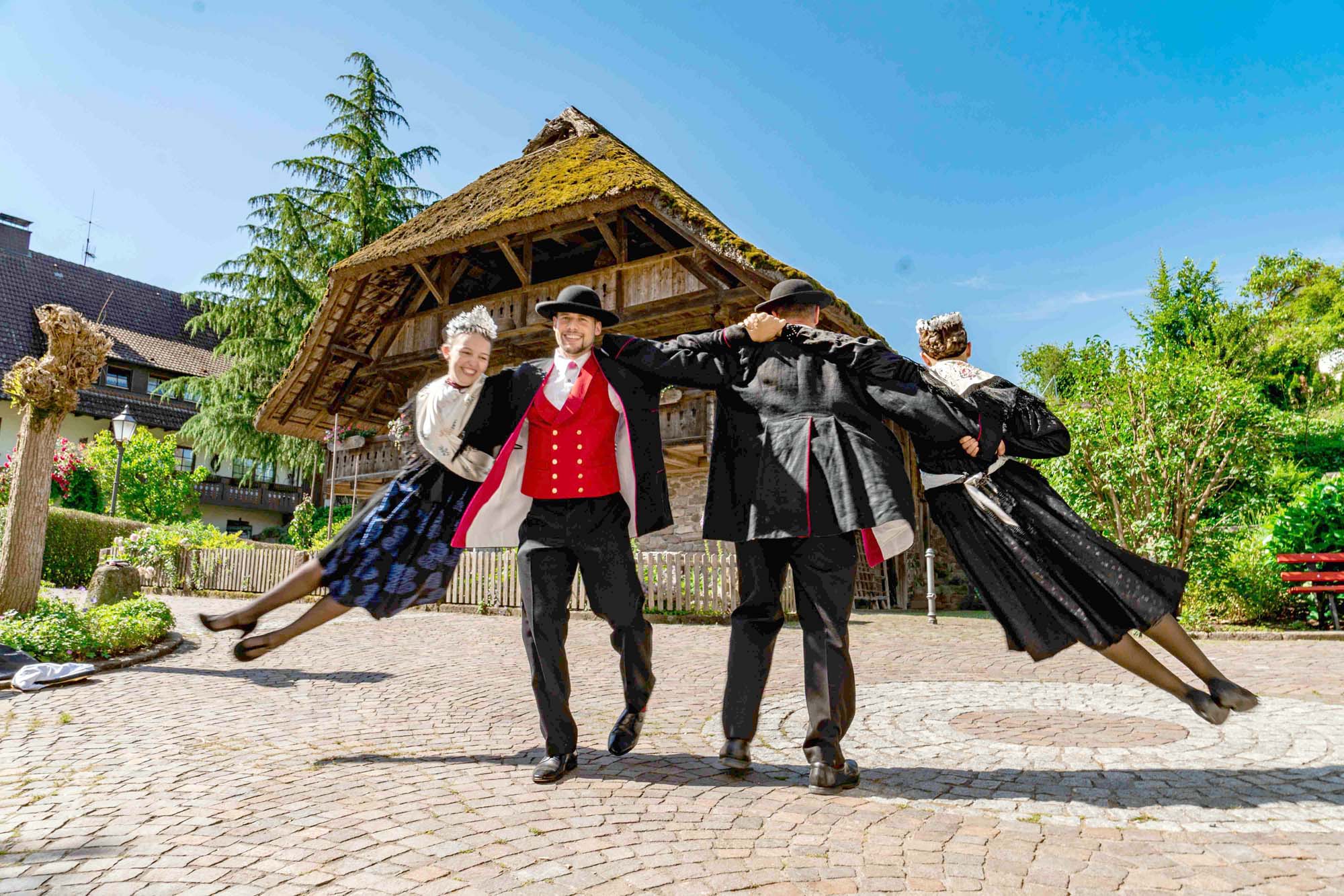 2022-6-29-OH-Tourist-Info-Der Histor. Speicher auf Rathausplatz ist im Sommer Kulisse für die Harmersbacher Vesper-Abende