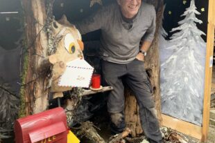 2022-11-11-OH-Tourist-Info-Das 'Märchen durch die Weihnachtszeit' erzählt in diesem Jahr die Geschichte 'Weihnachtsfest bei der Eule' - Stefan Lehmann vom Bauhof