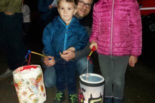 2022-11-16-BI-Kirche-Martinsumzug-Julia und Silas mit ihrem Papa aus dem Kindergarten St. Blasius mit ihren selbstgebastelten Laternen