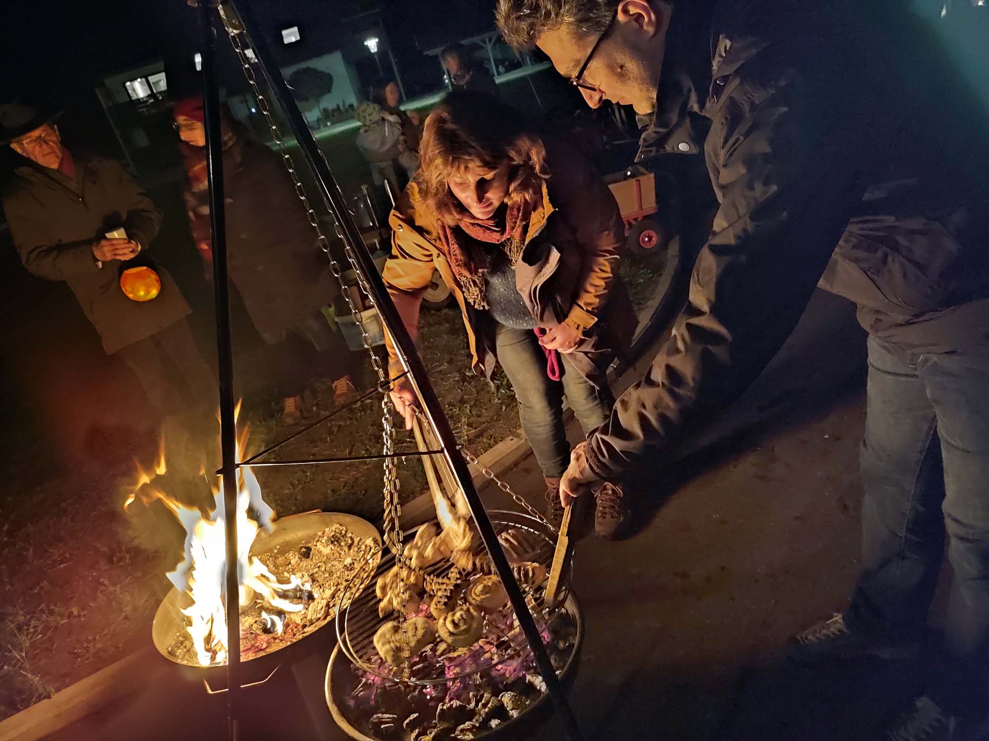 2022-11-16-BI-Wiebke Fix-Krabbelgruppe-St. Martinsfeier-Feuerschale