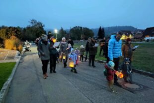 2022-11-16-BI-Wiebke Fix-Krabbelgruppe-St. Martinsfeier-Laternenumzug