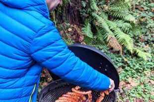 2022-11-16-NO-DAV-Dankeschön-Imbiss-Grillwürste auf Grill