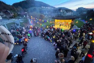 2022-11-16-NO-hv-Martinsumzug-5 Im Musikpavillon spielte die Jugendkapelle Martinslieder