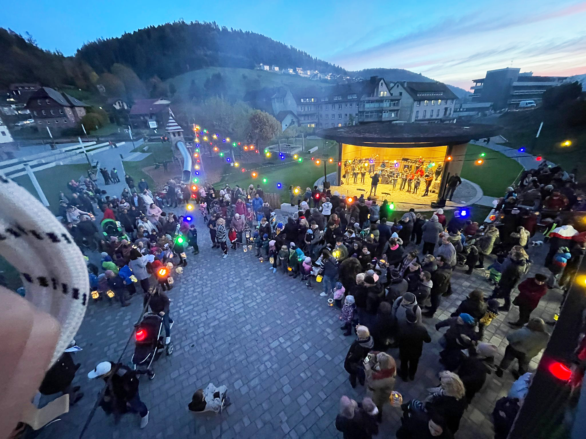 2022-11-16-NO-hv-Martinsumzug-5 Im Musikpavillon spielte die Jugendkapelle Martinslieder