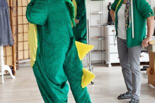 2022-11-21-NO-bke- Vorbericht Nordi-noch ist das NorDi-Kostüm nicht ganz fertig - aber Michaela Neuberger (vorne) und Dagmar Vollmer sind mit Feuereifer dabei