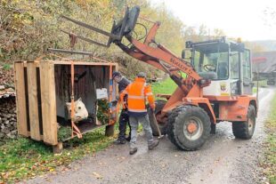 2022-11-23-OH-Tourist-Info-Das Bauhof-Team hat wieder mal mit viel Liebe zum Detail ein Kinderbuch zum Leben erweckt. Hier bringen sie ihre Werke an Ort u. Stelle
