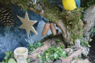 2022-11-23-OH-Tourist-Info-Ein orignal Vesperdorf-Brettchen steht auch bei den Tieren des Waldes hoch im Kurs