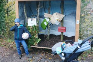 2022-11-23-OH-Tourist-Info-Noch fehlen wichtige Details an den Stationen, aber Jannes und Rieke Löffler haben schonmal gespickelt