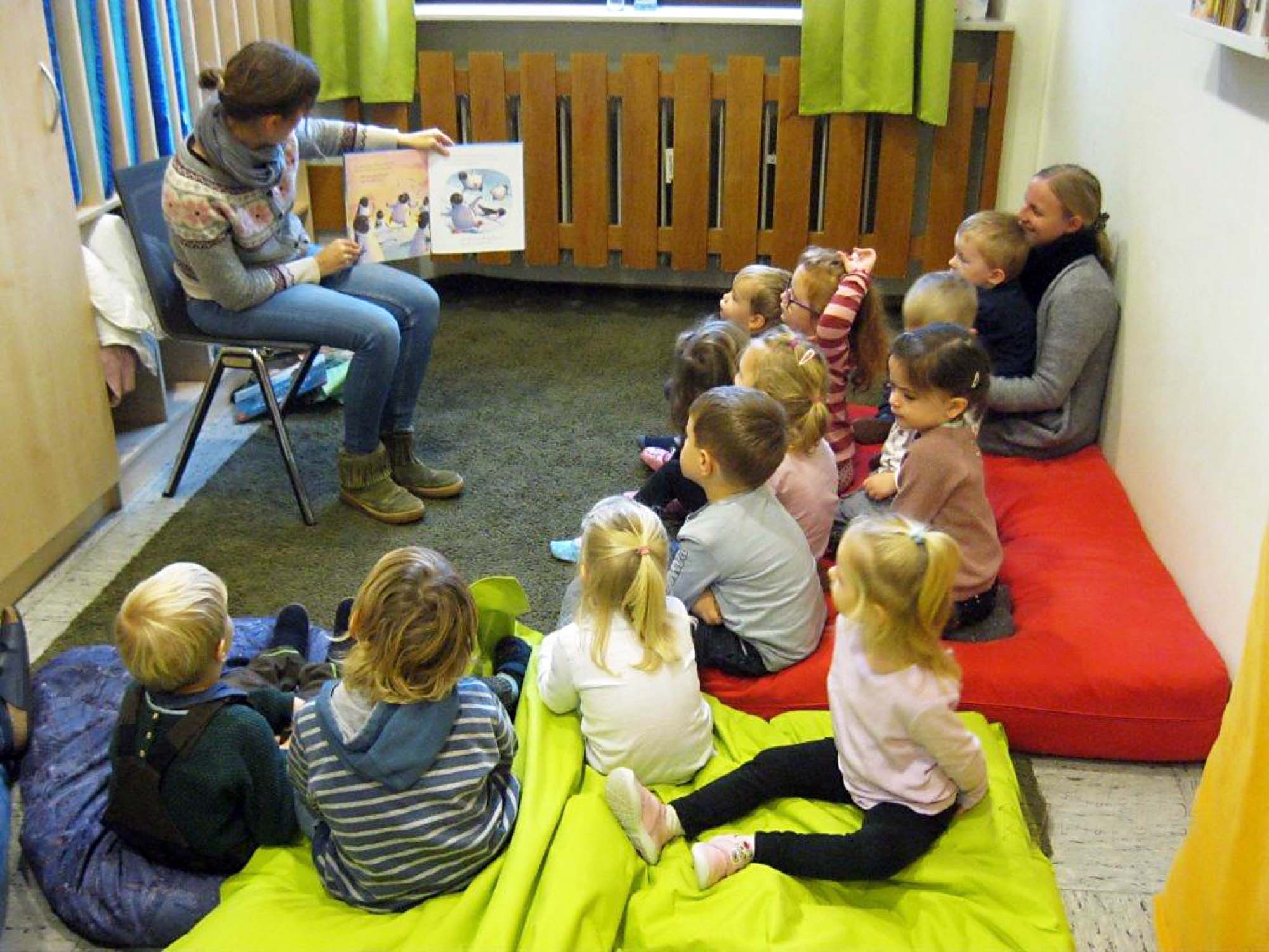 2022-11-25-OH-privat-Vorlesetag-Anne-Kathrin Heizmann bei den 3-4 Jährigen-neu