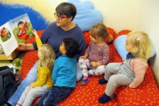 2022-11-25-OH-privat-Vorlesetag-Dominika Hättig bei den Unter Dreijährigen also im Kleinkind