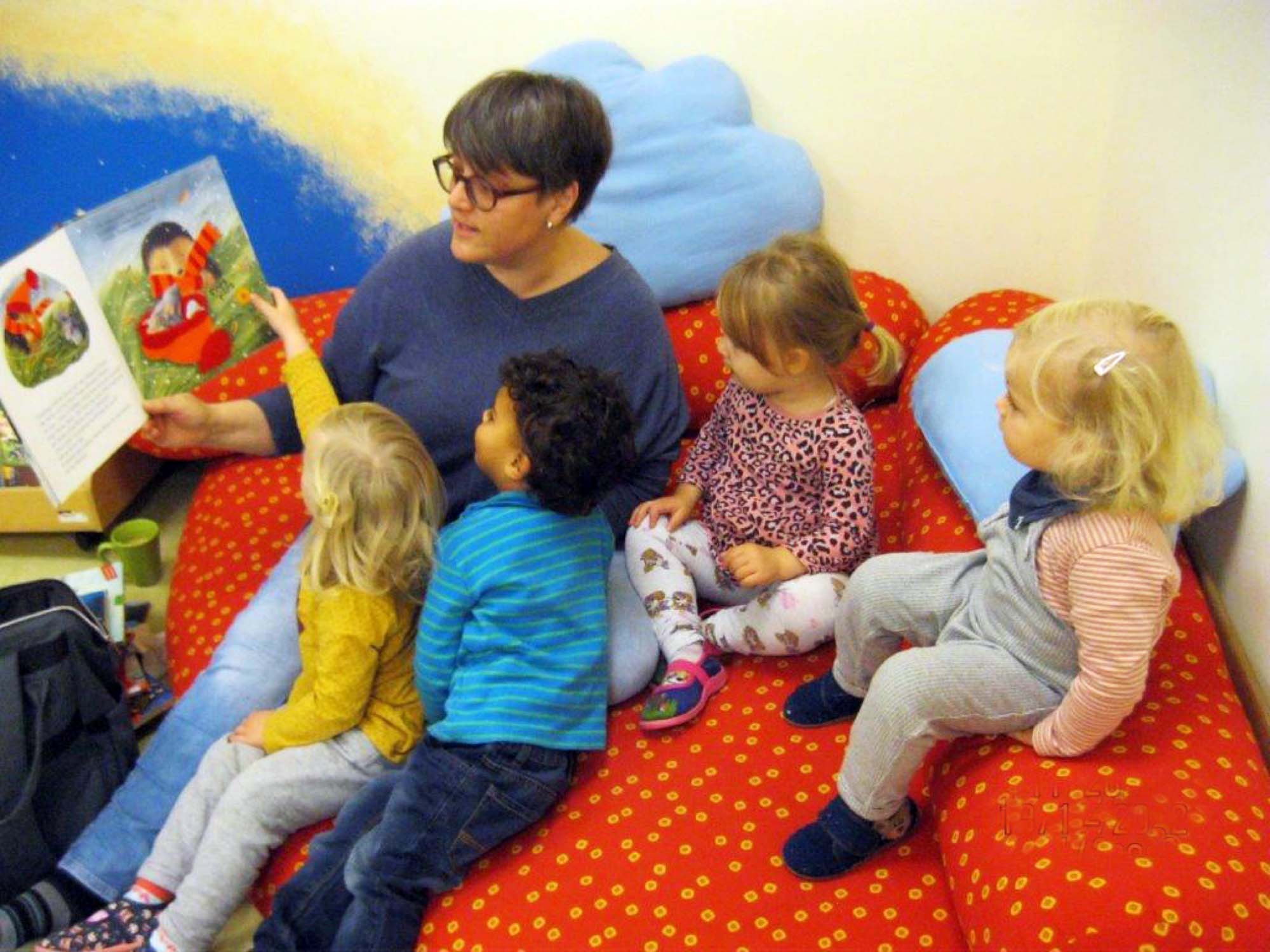 2022-11-25-OH-privat-Vorlesetag-Dominika Hättig bei den Unter Dreijährigen also im Kleinkind