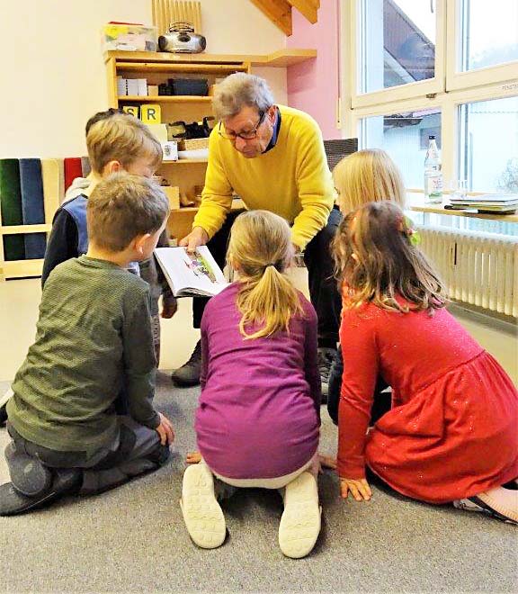 2022-11-25-OH-privat-Vorlesetag-Herr Ritter mit den Schulfüchsen - Liest Räuber Hotzenplotz-neu