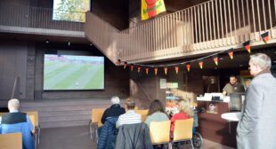 Eine Handvoll Fans beim Public Viewing im Zeller Rundofen