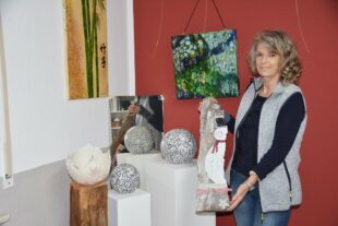 Malen mit heißem Wachs ist die  Leidenschaft von Martina Homes