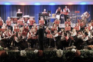 2022-11-7-ZE-UH-vo- MV Unterharmersbach Jahreskonzert Komplette Bühne XT4V3363a