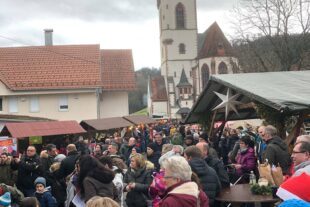 2022-12-2-NO-Touristen-Information-Der kunsthandwerkliche Weihnachtsmarkt ist einzigartig und traditionell gut besucht