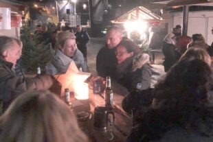 2022-12-2-NO-Touristen-Information-Gemütliche Stimmung beim Glühweinhock