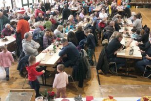 2022-12-2-NO-Touristen-Information-Zwischendurch aufwärmen in der Halle