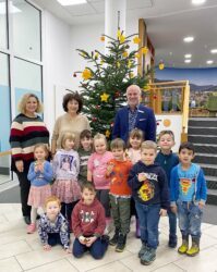 Kindergartenkinder sorgen in der Volksbank für Weihnachtglanz