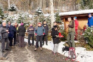 2022-12-21-ZE-UH-Iris Bruder-WuF-Abschlusswanderung-Zuwald-22-12-18-Glühweintrinken