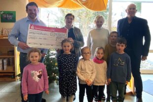 2022-12-21-ZE-UH-Unternehmen-AAM-Spende Kindergarten-Bild1