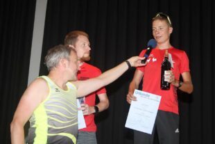 2022-12-27-ZE-7-Siegertreppchen und Interviews gehören bei Lukas Ehrle dazu Foto Stinn