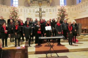 Joy&Fun-Chorus singt zur Einstimmung der Christmette