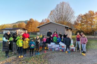 2023-1-11-BI-Sparkasse-Alexandra Maginot (v. links), Jonas Breig, Sebastian Lebek, Sascha Wußler, Melanie Mamkalo, Jasmin Schnaider u- Katharina Lehmann, Kl. 2b u. Katja Vollmer
