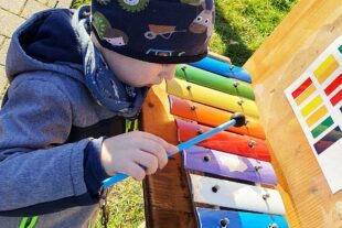 2023-1-13-NO-Gemeinde-Nordi-Weihnachtsrätselweg-Kind Xylophon Nordi Weihnachten 2022