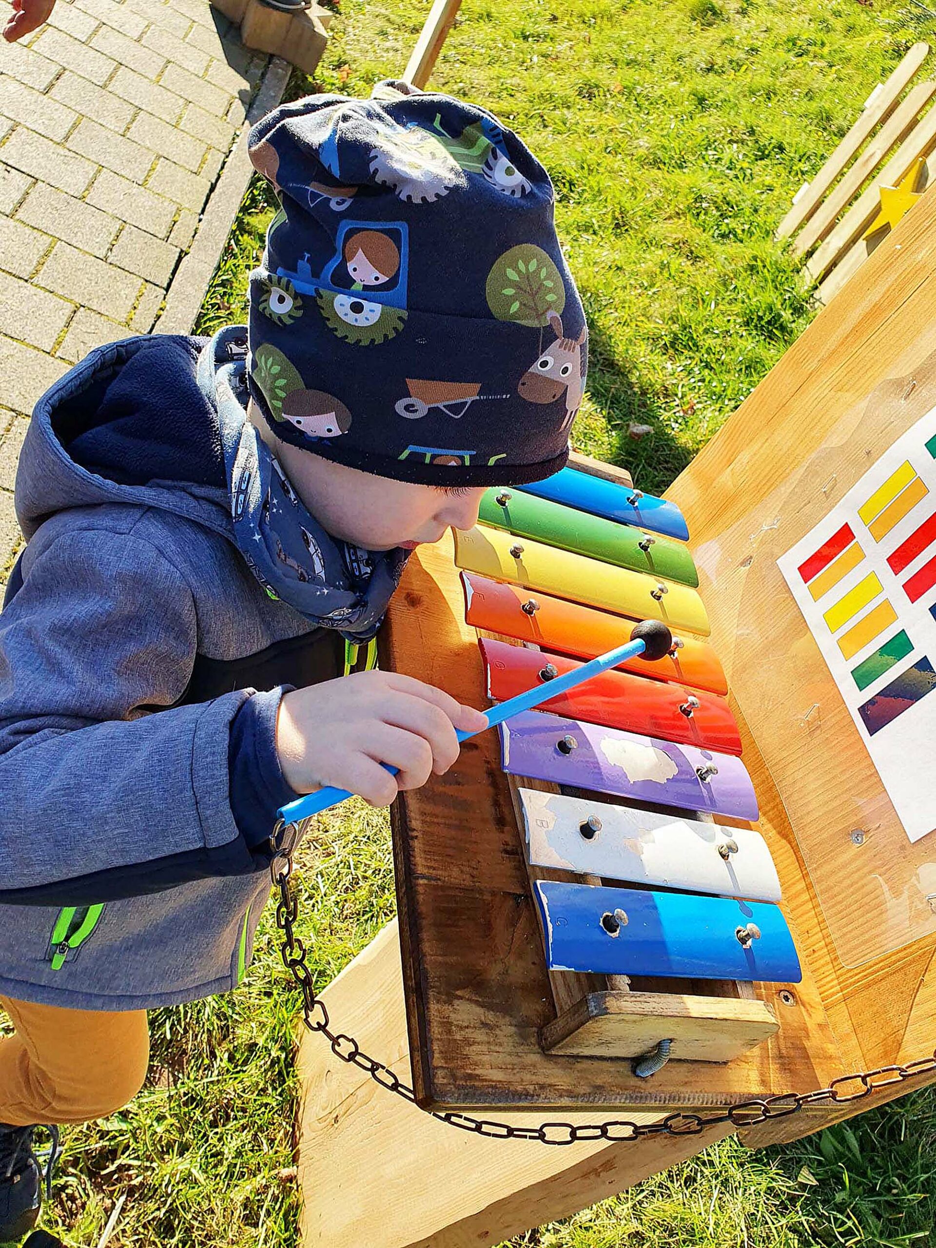 2023-1-13-NO-Gemeinde-Nordi-Weihnachtsrätselweg-Kind Xylophon Nordi Weihnachten 2022