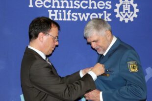 2023-1-18-BI-bia-THW Klaus Pfaff-+ Nadel anstecken (2)