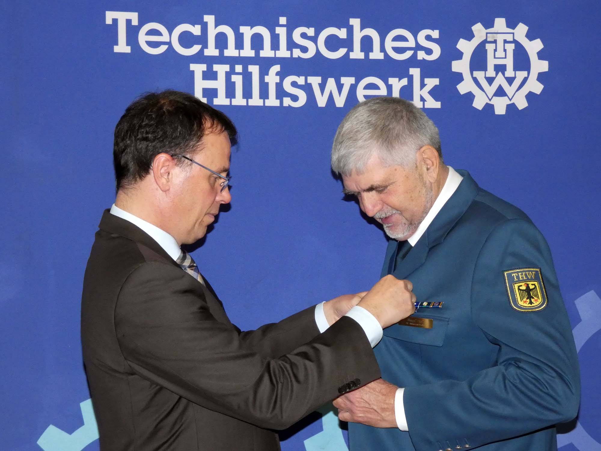 2023-1-18-BI-bia-THW Klaus Pfaff-+ Nadel anstecken (2)