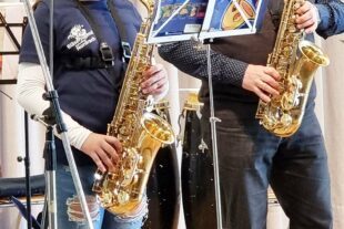 2023-1-30-NO-Oliver Vollmer-Trachtenkapelle-Annabell Apfel am Altsaxophon mit Eduard Scharich