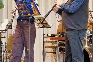 2023-1-30-NO-Oliver Vollmer-Trachtenkapelle-Chiara Schwarz an der Klarinette mit Eduard Scharich