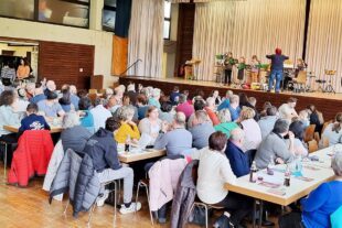 2023-1-30-NO-Oliver Vollmer-Trachtenkapelle-Flötenbande mit Publikum