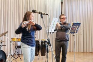 2023-1-30-NO-Oliver Vollmer-Trachtenkapelle-Paula Welle an der Querflöte mit Eduard Scharich