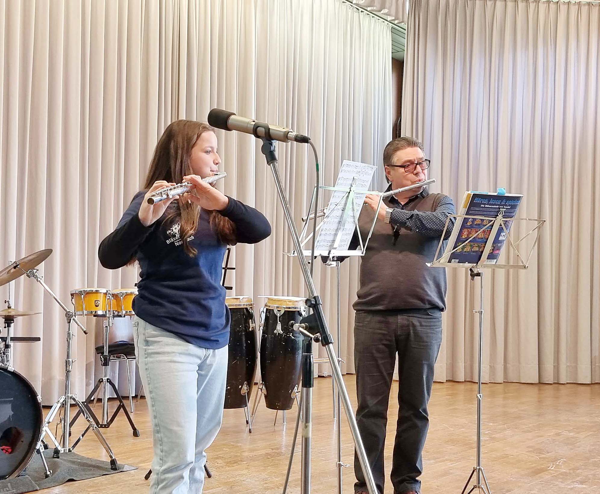 2023-1-30-NO-Oliver Vollmer-Trachtenkapelle-Paula Welle an der Querflöte mit Eduard Scharich