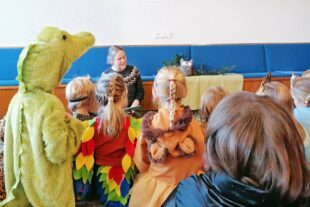 2023-2-15-BI-Wiebke Fix-Kinderkirche-Foto_Geschichte anhören_Purzelbäume für den lieben Gott