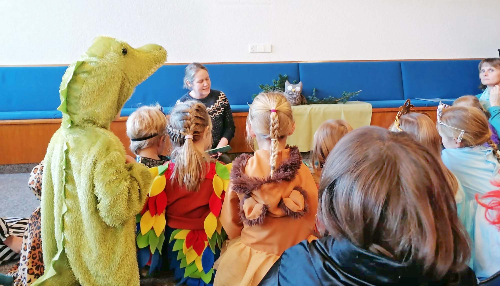 2023-2-15-BI-Wiebke Fix-Kinderkirche-Foto_Geschichte anhören_Purzelbäume für den lieben Gott