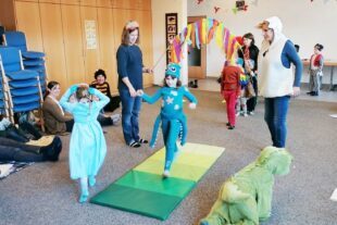 2023-2-15-BI-Wiebke Fix-Kinderkirche-Foto_Purzelbäume schlagen