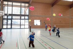 2023-2-17-OH-DJK OH-Kinderturnen-Ganz viel Platz um mit den Luftballons zu tanzen