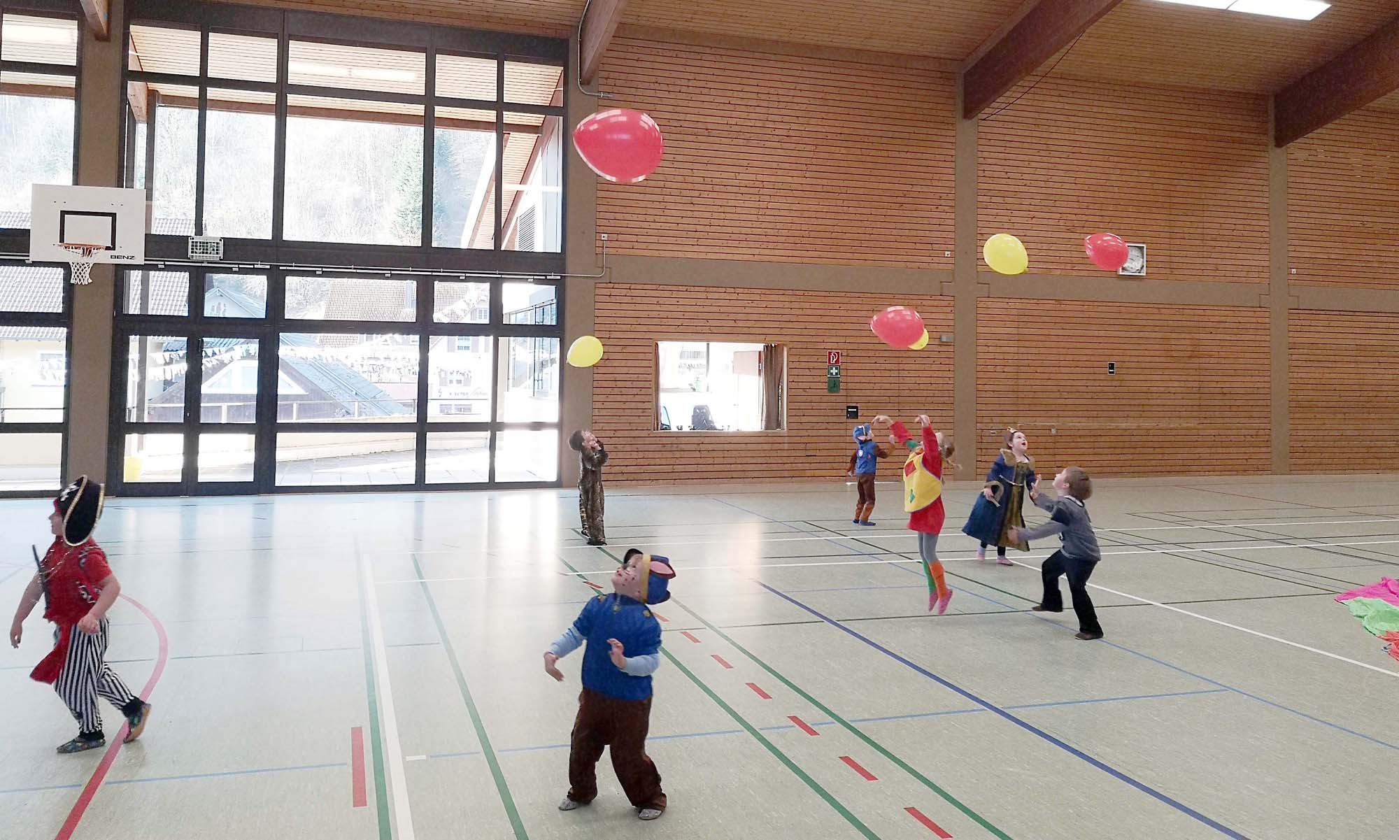 2023-2-17-OH-DJK OH-Kinderturnen-Ganz viel Platz um mit den Luftballons zu tanzen